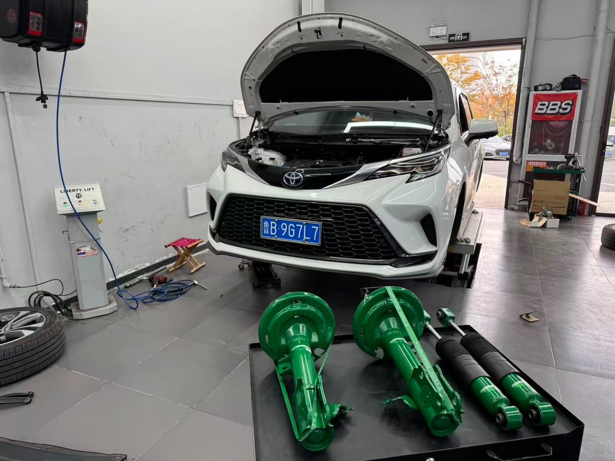 Tein Toyota Gravia, Sena, установка Tein амортизаторов в магазине — фото 1