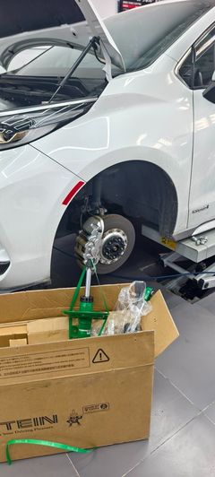 Tein Toyota Gravia, Sena, установка Tein амортизаторов в магазине — фото 3